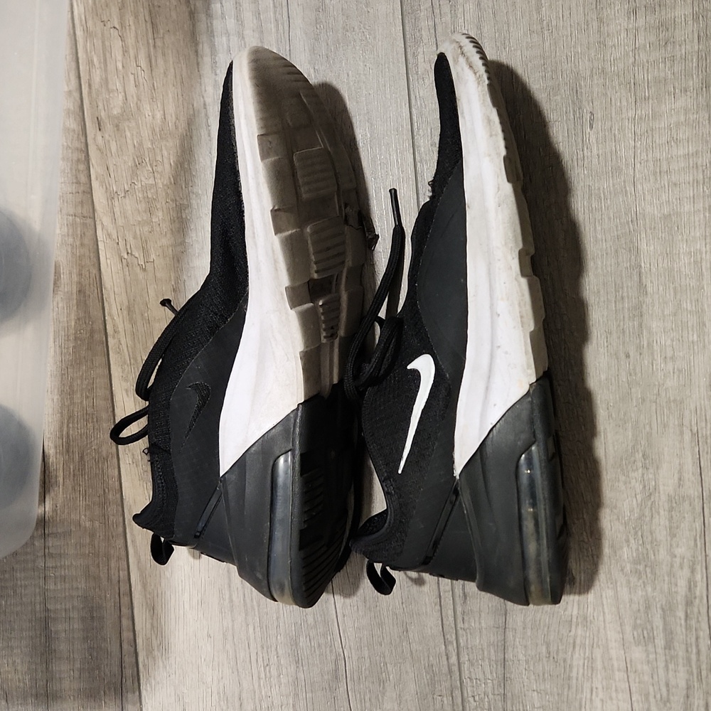 Nike Tennis Shoes - Picture 2 of 4